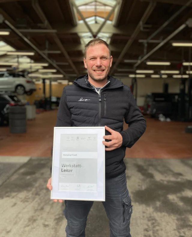 🎉 Herzlichen Glückwunsch, Hansi! 🎉⁠
⁠
Unsere Werkstatt rockt und das dank großartiger Mitarbeiter wie Hansi, der seine Prüfung zum Werkstattleiter erfolgreich bestanden hat! 💪🔧⁠
⁠
Bei uns hört Weiterbildung nie auf – auch langjährige Teammitglieder bilden sich bei uns kontinuierlich weiter. 🚀 ⁠
⁠
Gratulation, Hansi! Wir sind stolz auf dich! 👏👏👏⁠
⁠
#Teamwork #Weiterbildung #Werkstattleiter #Karriere #AutohausSchweiger