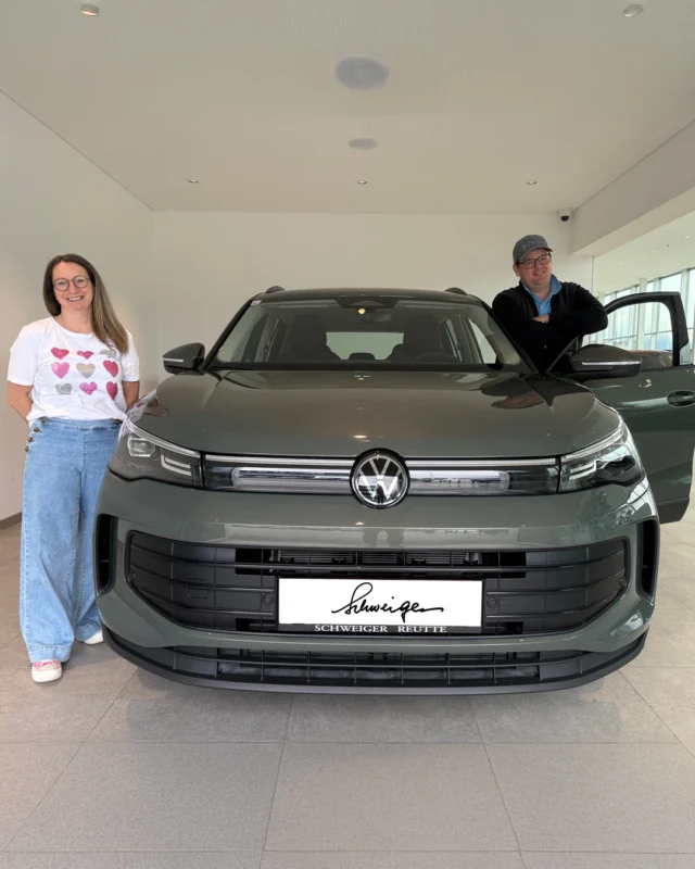 ✨ Schlüsselübergabe ✨⁠
⁠
Alexandra und Stefan durften ihr brandneues Traumauto in Empfang nehmen. 🚗💨 Wir freuen uns riesig, diesen besonderen Moment mit euch zu feiern! ⁠
⁠
Viel Freude und sichere Fahrten auf all euren Wegen. 🛣️⁠
⁠
#autohausschweiger #volkswagen #vw #auslieferung