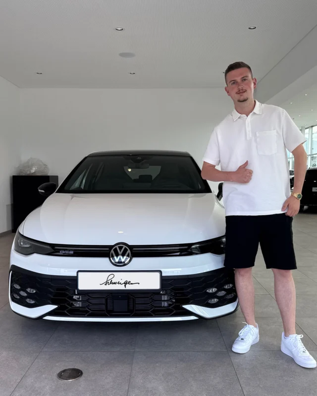 🎉 Glücksmoment bei uns! 🚗✨⁠
⁠
Dennis durfte sein brandneues Fahrzeug in Empfang nehmen. Wir wünschen dir allzeit gute Fahrt, viele unvergessliche Erlebnisse und jede Menge Fahrspaß!⁠
⁠
Danke, dass du dich für uns entschieden hast – willkommen in der Schweiger-Familie! 🙌⁠
⁠
#VWÜbergabe #Auslieferung #AutohausSchweiger⁠
⁠